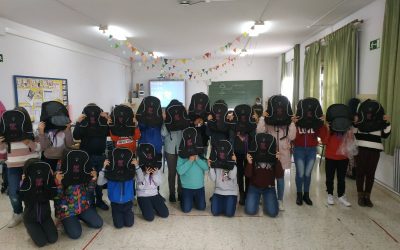 Reparto de mochilas a los escolares de Almedinilla y aldeas