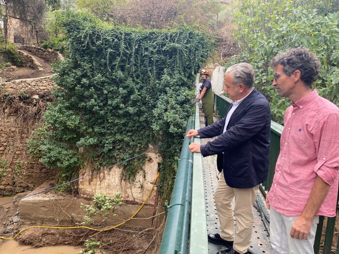 Visita de Salvador Fuentes a Almedinilla a consecuencia de la gran riada