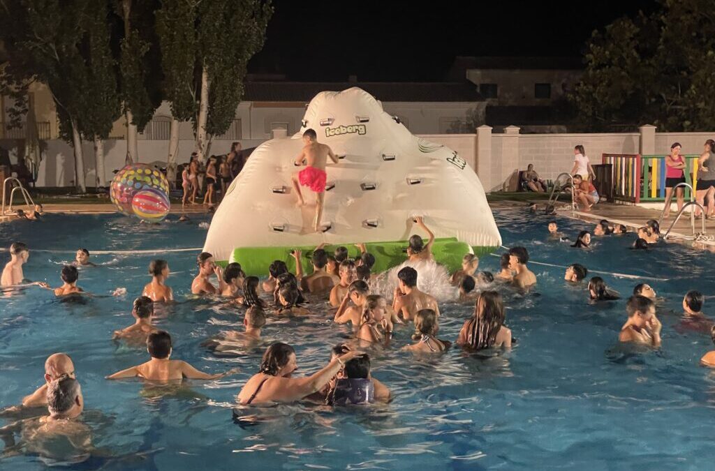 Noche de diversión en la Piscina Municipal